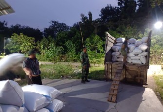 Babinsa Ngrambe Bersama Bulog Dukung Ketahanan Pangan