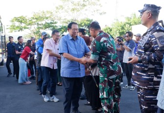 Dandim 0801/Pacitan bersama unsur forkopimda Kabupaten Pacitan menyambut kedatangan Presiden RI Ke-6 Soesilo Bambang Yudhoyono (SBY) beserta rombongan yang pulang ke kampung halamannya di Pacitan, di Museum Galeri SBY-ANI, Kec./Kabupaten Pacitan, Minggu (27/4/2025)