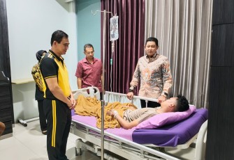 Kapolda Jawa Tengah, Irjen Pol Ribut Hari Wibowo, pada Jumat (2/4), menyempatkan diri menjenguk Brigadir Eka, anggota Polda Jateng yang tengah menjalani perawatan di RS Bhayangkara Semarang