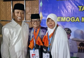 Wali Kota Depok Supian Suri bersama Zarkasih Hasan beserta ibu, pelepasan kloter pertama jemaah haji kota Depok, Selasa (6/5)