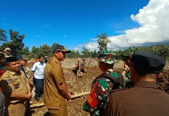 Dansatgas Letkol Inf Eka Agus Indarta saat memaparkan embung kepada Bupati Bantaeng Fathul Fauji Nurdin di lokasi TMMD ke 124 Kodim 1410/Btg