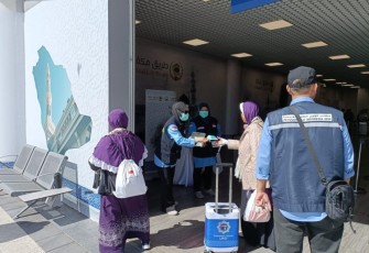 Bagikan masker dan oralit untuk jemaah haji
