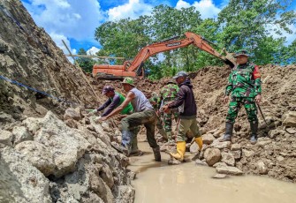 Pengerjaan sasaran fisik Embung Desa Barua