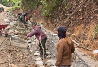 Pengerjaan sasaran fisik drainase 200 meter di desa Pincara