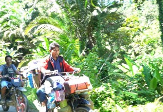 Yan Ifan tukang ojek Rampi di Kabupaten Luwu Utara 
