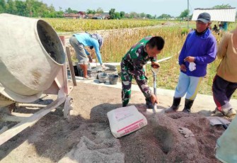 Bangun jalan di wilayah desa binaan 