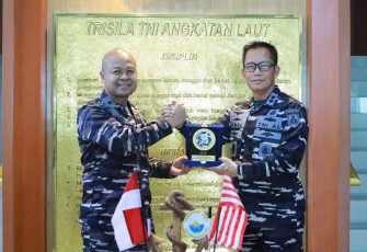 Kepala Staf Koarmada III Laksamana Pertama Singgih Sugiarto memberikan cenderamata 