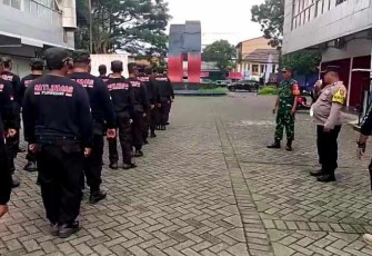 Serka Tohari latih PBB Linmas Purwodadi 