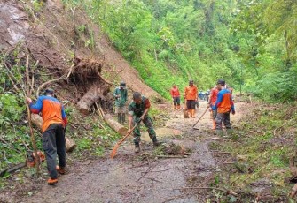 Pembersihan material longsor di wilayah desa binaan 