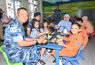 Danlanud Husein Sastranegara Kolonel Pnb Alfian saat mengunjungi sekolah wilayah kecamatan Cicendo