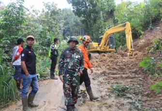 Evakuasi material longsor di wilayah desa binaan 