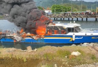 TNI AL Padamkan Kebakaran yang Melahap Dua Kali Kapal di Padang 