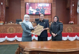 Wakil Ketua DPRD Kota Depok Fraksi Gerindra, Hj Yeti Wulandari SH bersama Wakil Walikota Depok Chandra Rahmansyah 