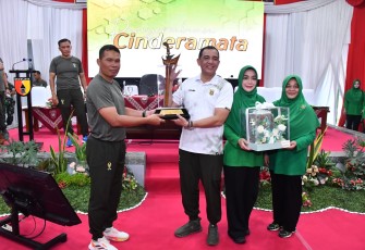 Dandim 0802/Ponorogo Letkol Inf Dwi Soerjono memberikan cenderamata 