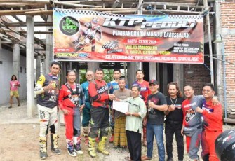 Dandim 0802/Ponorogo Letkol Inf Dwi Soerjono memberikan santunan