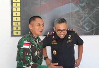 Dansatgas Pamtas RI-Malaysia Yonkav 3/AC Letkol Kav Alfid Dwi Arisanto saat bersilaturahmi di PLBN Badau, Selasa (3/6)