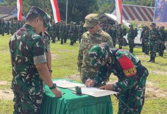 Dansatgas TMMD ke 124 Kodim 1403/Palopo Letkol Arm Kabit Bintoro Priyambodo menandatangani berita acara penutupan, Rabu (4/6)