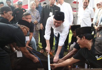 Ketua DPD RI Sultan B Najamuddin saat menyembelih hewan qurban di Jakarta, Sabtu (7/6)
