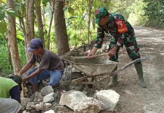 Kepedulian Babinsa Donorojo Bersama Warga Binaan Lakukan Perbaikan Jalan Desa
