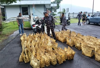TNI AL Tangkap Kapal Bermuatan Ayam Ras Filipina dan Minuman Keras Ilegal di Perairan Kapulauan Sangihe