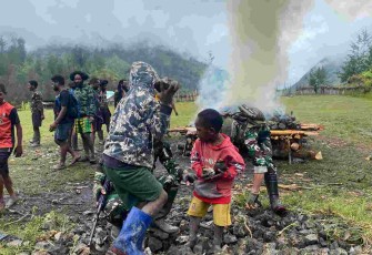 Tradisi bakar batu di kampung Mayuberi