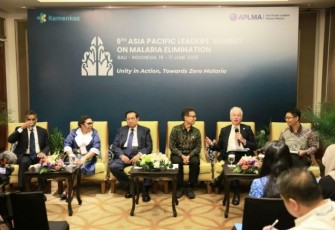 Direktur Eksekutif Global Fund, Peter Sands memberikan keterangan pers APLMA ke 9 di Bali, Selasa (17/6)