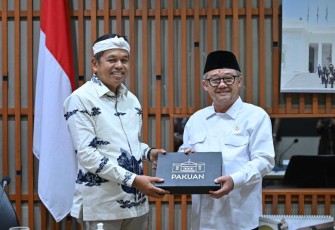 Mendikdasmen Abdul Mu'ti menerima cenderamata Gubernur Jabar Dedi Mulyadi di Jakarta, Selasa (17/6)