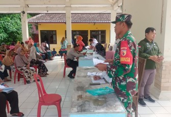 Babinsa Koramil Ngrambe Laksanakan Pendampingan Pembagian BLT DD 
