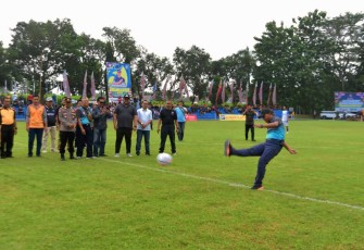Danlanud J.B Soedirman Letkol Pnb Tatag Onne Setiawan kick off open tournament sepakbola Danlanud Cup XXIII tahun 2025 di Purbalingga, Kamis (19/6)