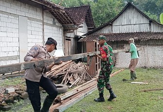 Babinsa Desa Pilangkenceng Bantu Renovasi Rumah Warga