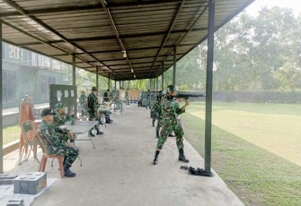 Prajurit Korem 052/Wkr Asah Kemampuan Menembak