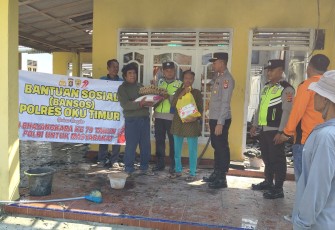 Polsek Belitang III Salurkan Bansos Untuk Korban Kebakaran Rumah