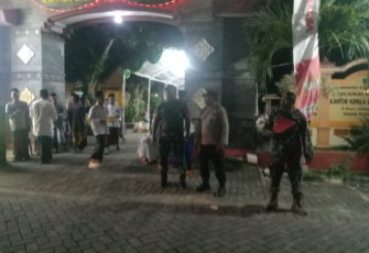 Babinsa Jajaran Kodim 0805/Ngawi Bersinergi Dengan Kepolisian Amankan Tirakatan Malam 1 Suro 