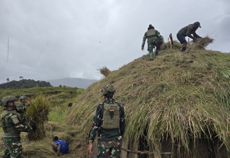 Satgas TNI Bangun Honai