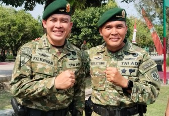 Danyonif 413/Bremoro, Letkol Inf Ikke Nodiyarjo (kiri) bersama pejabat sebelumnya, Letkol Inf Bagus Setyawan, usai upacara sertijab, di Lapangan Markas Yonif MR 413/Bremoro Kostrad, Mojolaban, Kabupaten Sukoharjo, Sabtu (28/6/2025)