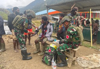 Satgas TNI  Hadirkan Pelayanan di Tanah Terpencil Mayuberi