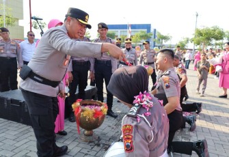 Kapolres Sukoharjo AKBP Anggaito Hadi Prabowo saat tradisi kenaikan pangkat personel, Senin (30/6)