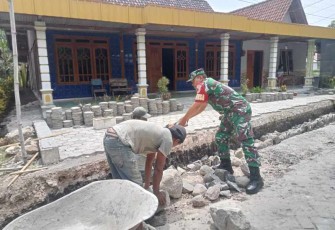 Pembuatan talud bersama masyarakat 