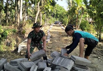 Pemasangan paving blok bersama warga binaan 