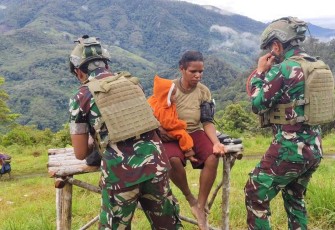 Pelayanan kesehatan satgas Yonif 700/Wyc