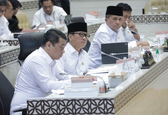 Menteri Desa dan Pembangunan Daerah Tertinggal (Mendes PDT) Yandri Susanto bersama Wakil Mendes PDT Ariza Patria menghadiri Rapat Kerja dengan Komisi V DPR RI, Senin (7/7/2025)