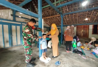 Babinsa Koramil 0803/03 Balerejo Dampingi Kegiatan Posyandu Balita di Desa Pacinan
