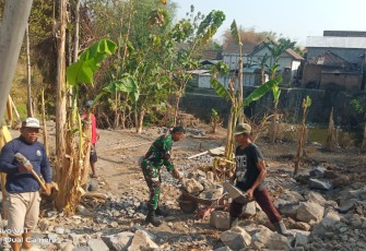 Babinsa Desa Sewulan Bersama Warga Laksanakan Karya Bakti Pembuatan Tanggul Penahan Tanah