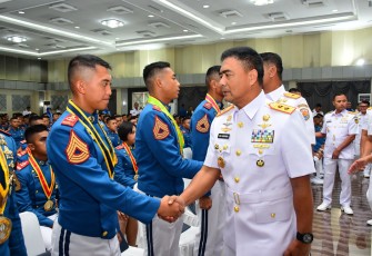 Upacara Penutupan Pendidikan (Tupdik) dan Wisuda Sarjana Taruna Angkatan ke-70 dan 71 TA. 2025 yang dipimpim Kepala Staf Angkatan Laut (Kasal) Laksamana TNI Dr. Muhamad Ali di Gedung Maspardi AAL, Bumimoro, Surabaya pada Kamis (10/7/2025)