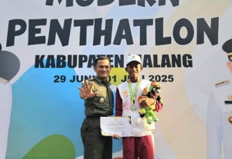 Danramil 0833-04/Sukun Kapten Kav Sarmeli bersama putranya Sadiqi Asyrof di Porprov IX Jatim 2025