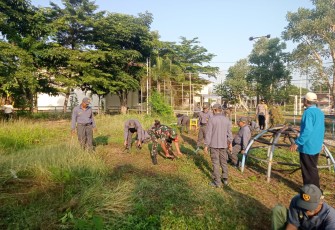 Babinsa Kelurahan Taman Laksanakan Kerja Bakti Bersama Linmas