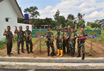 Danrem 071/Wijayakusuma Brigjen TNI Jamaluddin, S.I.P., M.I.P. saat panen uji coba bawang merah dilingkungan lahan asrama prajurit Korem 071/Wijayakusuma Sokaraja, Banyumas. Jumat (11/7/2025)