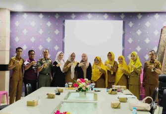 Tim Pembina (TP) Posyandu Kota Tanjungpinang menggelar rapat pembahasan terkait peraturan dan ketentuan TP Posyandu di ruang rapat Dinas Pemberdayaan Perempuan, Perlindungan Anak dan Pemberdayaan Masyarakat (DP3APM) Kota Tanjungpinang, Selasa (15/7/2025).