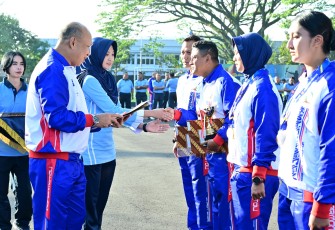 Komandan Komando Pemeliharaan Materiel TNI Angkatan Udara (Dankoharmatau) Marsda TNI Ir. Suryanto, bersama Ketua PIA Ardhya Garini Gabungan Koharmatau Ny. Rainy Suryanto, menyerahkan piagam penghargaan serta uang pembinaan kepada para atlet berprestasi di Lapangan Apel Koharmatau, Bandung, Selasa (15/07/2025)