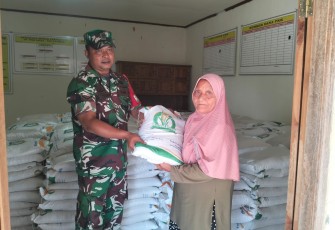 Babinsa Koramil 0803/03 Balerejo Laksanakan Pemantauan Pendistribusian Bantuan Pangan